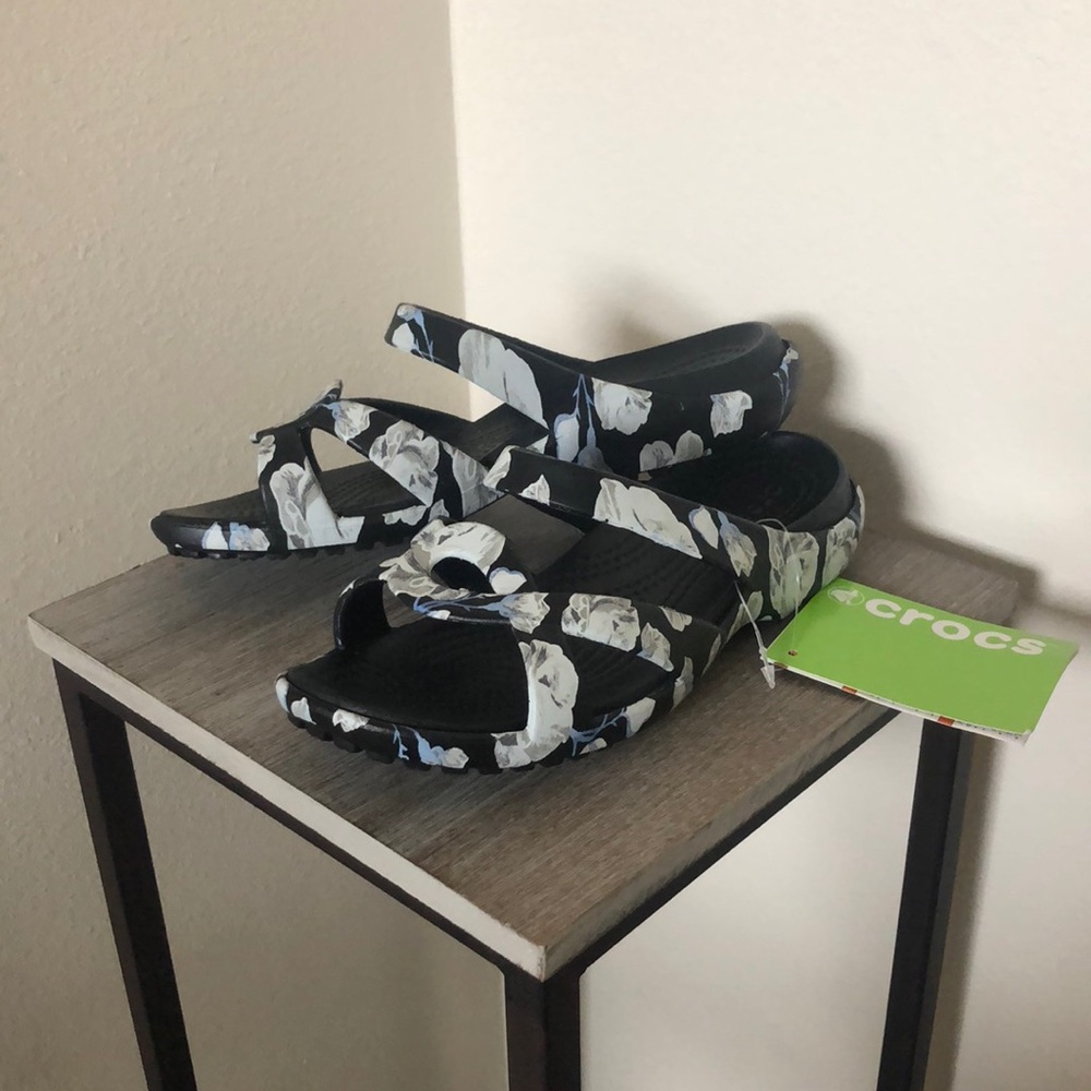 NWT CROCS Rose/Black Meleen Twist Graphic Sandal